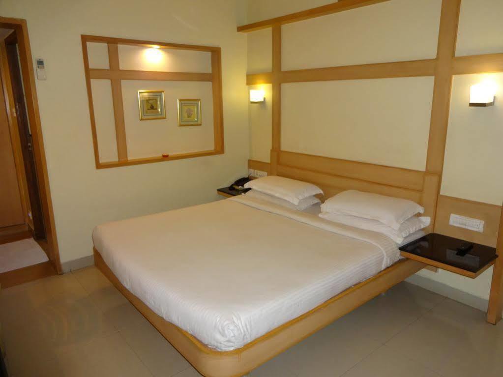 Super Capital O Grand Plaza Hotel Coimbatore Buitenkant foto